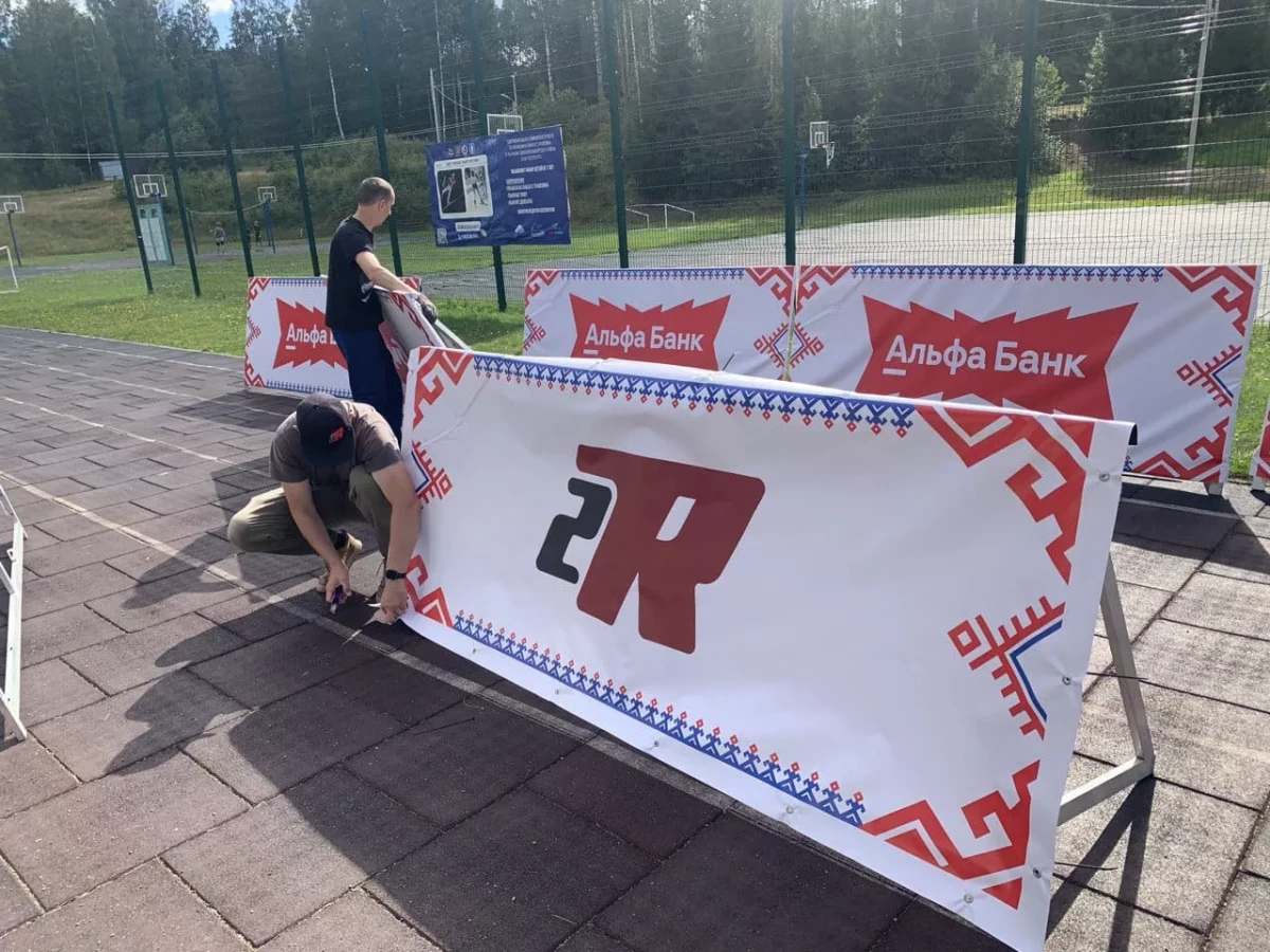 Чемпионат России. 2R официально представлен, как партнёр. Готовят банеры на трассе Чемпионата России.