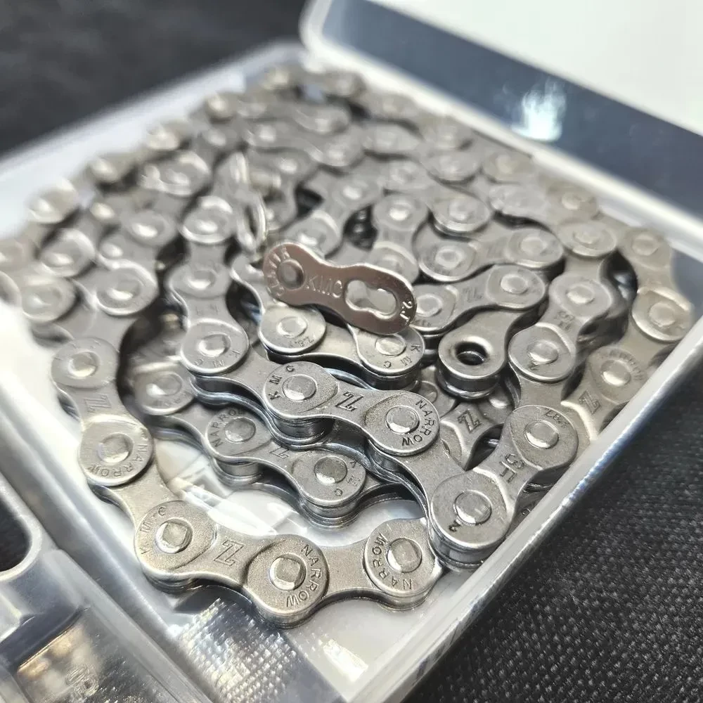 Велосипедная цепь KMC Z8.3, Серебристо-серая Велосипедная цепь KMC Z8.3, Серебристо-серая